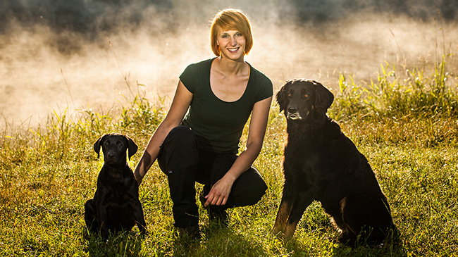 Hundetrainerin Sissy Leonie Kreid mit Hovawart Emma und Labrador-Mix Ignaz Hundetrainerin Sissy Leonie Kreid mit Hovawart Emma und Labrador-Mix Ignaz