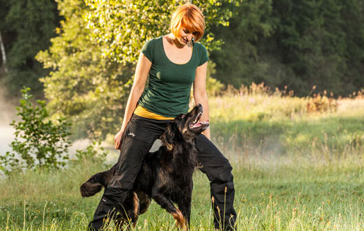 Hundetrainerin und Dozentin Sissy Leonie Kreid imTraining mit Hovawart Frau Emma