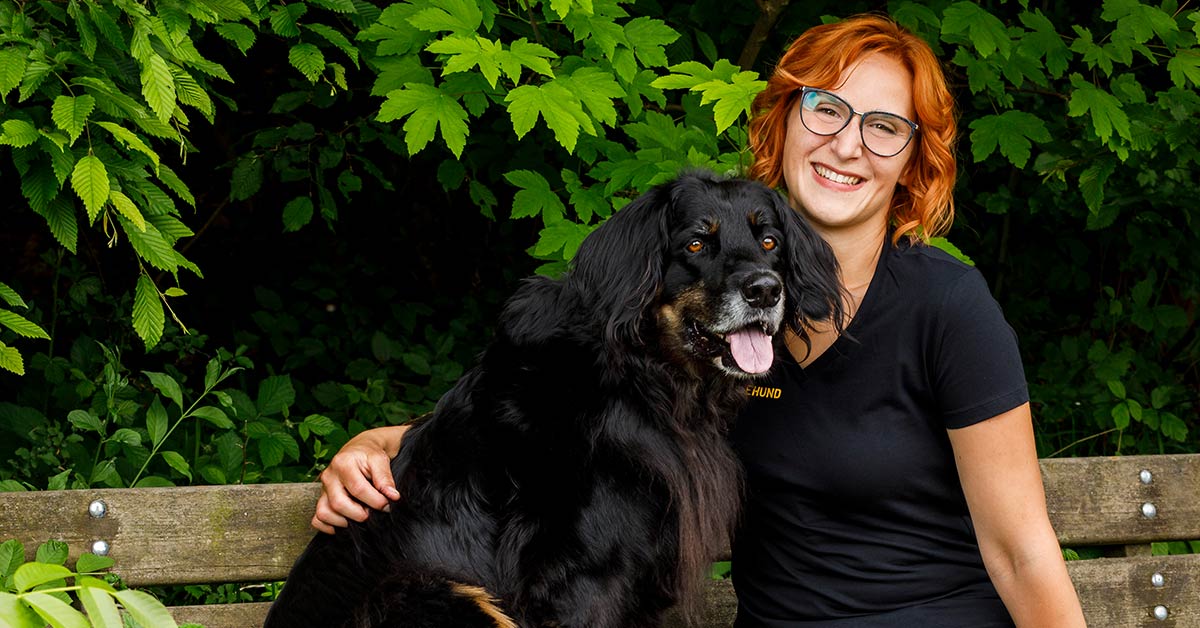 Sissy Kreid, Trainerin bei Akademie Hund, mit "Frau Emma"