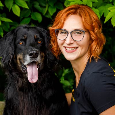 Sissy Leonie Kreid, Hundetrainerin aus Regensburg mit Hovawart Frau Emma